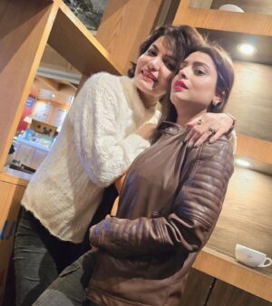 Geetashree Roy Instagram - Winter evenings be like…….. mere do Anmol Ratan ❤️❤️

#picoftheday #friends #love #instagood #instalike #instagram #fun #actor #tollywood #sayantanimullick #indranilmullick