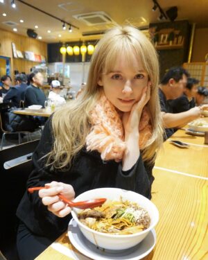 Gemma Louise Instagram - 富山県でブラックラーメン食べてみた🍜

とても胡椒が効いていて美味しかったです！

I tried black ramen in Toyama prefecture 
It was very peppery and yummy!!