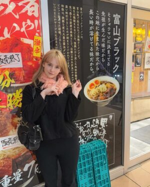 Gemma Louise Instagram - 富山県でブラックラーメン食べてみた🍜

とても胡椒が効いていて美味しかったです！

I tried black ramen in Toyama prefecture 
It was very peppery and yummy!!