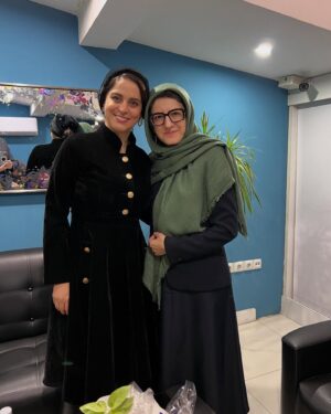 Ghazal Shakeri Instagram - ✨
بماند به یادگار 
از مراسمی صمیمی و بجا 
در جمع بزرگان و عزیزان و مردم با فرهنگ و باصفای شهر زیبای رشت
به بهانهٔ بزرگداشت و رونمایی از کتاب زندگیِ خانم “فهیمه اکبر “

…
از آشنایی با شما خوشبختم ✨
@fahimeh_akbar