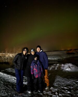 Gianella Neyra Instagram - Primer sueño cumplido del 2025 ✔️ 
Ver auroras boreales en familia ❤️
Un momento que siempre recordaremos 💖  en nuestros corazones, por la increíble experiencia y por estar juntos y poder disfrutarlo así 😌.