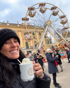 Gianella Neyra Instagram - Unas fotitos de nuestra blanca navidad 🎄⛄️. 
Estamos muy felices de pasar un año más en familia, juntos, con salud y de tener la oportunidad vivir una experiencia distinta con frío, pero felices y con nieve por todos lados ji,ji 😅. 
No imaginan lo felices que somos de viajar por primera vez con nuestros hijos a Europa y poder mostrarles un poquito más del mundo 🌍. 

Nada más lindo que volar en familia 🛫 juntos y súper cómodos 💺, descansando y reponiendo fuerzas para este gran viaje que hemos soñado hace tanto tiempo 💖.

Vayan a la última foto a ver quién fue el que más durmió en el vuelo 😅. ¡Gracias @plusultralineasaereas ! 🩵
#publicidad