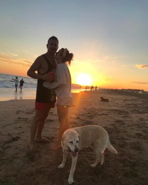 Gimena Accardi Instagram - no me salen las palabras, y a Neruda le sobraban:

“…mi perro me miraba dándome la atención necesaria,
la atención necesaria
para hacer comprender a un vanidoso,
que siendo perro él,
con esos ojos, más puros que los míos,
perdía el tiempo, pero me miraba
con la mirada que me reservó
toda su dulce, su peluda vida,
su silenciosa vida,
cerca de mí, sin molestarme nunca,
y sin pedirme nada.

Ay cuántas veces quise tener cola
andando junto a él por las orillas del mar,
y mi perro brincando, hirsuto,
lleno de voltaje marino en movimiento:
mi perro vagabundo y olfatorio
enarbolando su cola dorada
frente a frente al Océano y su espuma.
alegre, alegre, alegre
como los perros saben ser felices,
sin nada más,
con el absolutismo de la naturaleza descarada.
No hay adiós a mi perro que se ha muerto” 

🌹🌹🌹

ummi vivió 16 años de plena salud y rodeada de mucho amor. nos acompañó en todas, y nos hizo muy felices. gracias mi vieja por tanto amor, te amo con el alma. 
hasta en esto fue especial, una noche simplemente se fue a dormir y ya no se despertó. en paz y sin sufrir, cuando ella así lo quiso 💗