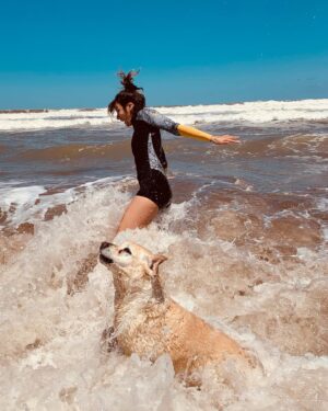 Gimena Accardi Instagram - no me salen las palabras, y a Neruda le sobraban:

“…mi perro me miraba dándome la atención necesaria,
la atención necesaria
para hacer comprender a un vanidoso,
que siendo perro él,
con esos ojos, más puros que los míos,
perdía el tiempo, pero me miraba
con la mirada que me reservó
toda su dulce, su peluda vida,
su silenciosa vida,
cerca de mí, sin molestarme nunca,
y sin pedirme nada.

Ay cuántas veces quise tener cola
andando junto a él por las orillas del mar,
y mi perro brincando, hirsuto,
lleno de voltaje marino en movimiento:
mi perro vagabundo y olfatorio
enarbolando su cola dorada
frente a frente al Océano y su espuma.
alegre, alegre, alegre
como los perros saben ser felices,
sin nada más,
con el absolutismo de la naturaleza descarada.
No hay adiós a mi perro que se ha muerto” 

🌹🌹🌹

ummi vivió 16 años de plena salud y rodeada de mucho amor. nos acompañó en todas, y nos hizo muy felices. gracias mi vieja por tanto amor, te amo con el alma. 
hasta en esto fue especial, una noche simplemente se fue a dormir y ya no se despertó. en paz y sin sufrir, cuando ella así lo quiso 💗