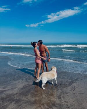 Gimena Accardi Instagram - no me salen las palabras, y a Neruda le sobraban:

“…mi perro me miraba dándome la atención necesaria,
la atención necesaria
para hacer comprender a un vanidoso,
que siendo perro él,
con esos ojos, más puros que los míos,
perdía el tiempo, pero me miraba
con la mirada que me reservó
toda su dulce, su peluda vida,
su silenciosa vida,
cerca de mí, sin molestarme nunca,
y sin pedirme nada.

Ay cuántas veces quise tener cola
andando junto a él por las orillas del mar,
y mi perro brincando, hirsuto,
lleno de voltaje marino en movimiento:
mi perro vagabundo y olfatorio
enarbolando su cola dorada
frente a frente al Océano y su espuma.
alegre, alegre, alegre
como los perros saben ser felices,
sin nada más,
con el absolutismo de la naturaleza descarada.
No hay adiós a mi perro que se ha muerto” 

🌹🌹🌹

ummi vivió 16 años de plena salud y rodeada de mucho amor. nos acompañó en todas, y nos hizo muy felices. gracias mi vieja por tanto amor, te amo con el alma. 
hasta en esto fue especial, una noche simplemente se fue a dormir y ya no se despertó. en paz y sin sufrir, cuando ella así lo quiso 💗