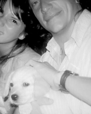 Gimena Accardi Instagram - no me salen las palabras, y a Neruda le sobraban:

“…mi perro me miraba dándome la atención necesaria,
la atención necesaria
para hacer comprender a un vanidoso,
que siendo perro él,
con esos ojos, más puros que los míos,
perdía el tiempo, pero me miraba
con la mirada que me reservó
toda su dulce, su peluda vida,
su silenciosa vida,
cerca de mí, sin molestarme nunca,
y sin pedirme nada.

Ay cuántas veces quise tener cola
andando junto a él por las orillas del mar,
y mi perro brincando, hirsuto,
lleno de voltaje marino en movimiento:
mi perro vagabundo y olfatorio
enarbolando su cola dorada
frente a frente al Océano y su espuma.
alegre, alegre, alegre
como los perros saben ser felices,
sin nada más,
con el absolutismo de la naturaleza descarada.
No hay adiós a mi perro que se ha muerto” 

🌹🌹🌹

ummi vivió 16 años de plena salud y rodeada de mucho amor. nos acompañó en todas, y nos hizo muy felices. gracias mi vieja por tanto amor, te amo con el alma. 
hasta en esto fue especial, una noche simplemente se fue a dormir y ya no se despertó. en paz y sin sufrir, cuando ella así lo quiso 💗