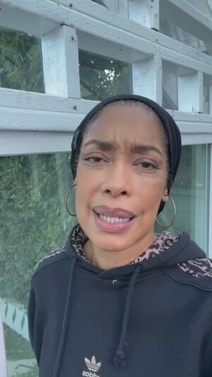 Gina Torres Instagram - Praying for everyone out here dealing with this devastation. Please listen to the warnings and the alerts. Stay safe. Thank you #firstresponders #firefighters 💖🙏🏽 May you soon be given the conditions and tools you need to do what you do best.