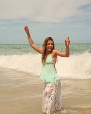 Giulia Nassa Instagram - Odocicaba, Mãe Iemanjá! Entrando em 2025 com ela!
🧜🏻‍♀️🌊📿🧿🤍✨☘️🙌🏻