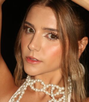 Giulia Nassa Instagram - Tenho comigo pensado, Deus é brasileiro e anda do meu lado! ✨🤍📿🧿☘️💫🥹