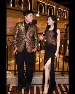 Gladys Tsai Instagram - 第一次跟立東搭檔主持尾牙
很有大亨小傳紙醉金迷的風格💰
他說他很有旺女同事體質
一定要來一組照片沾沾喜氣
感謝台中同鄉人互相照應！！！
幽默暖男EQ超高哈哈
#十銓科技的同仁好熱情
👗 @lepapillon.co 
#love #life #work #ootd #dress #host #mc #party #singer
#工作 #生活 #日常 #主持 #主持人 #尾牙 #禮服