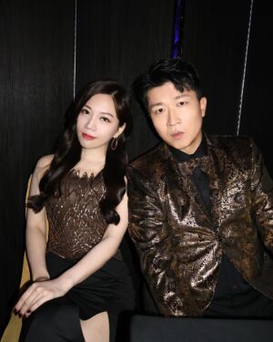 Gladys Tsai Instagram - 第一次跟立東搭檔主持尾牙
很有大亨小傳紙醉金迷的風格💰
他說他很有旺女同事體質
一定要來一組照片沾沾喜氣
感謝台中同鄉人互相照應！！！
幽默暖男EQ超高哈哈
#十銓科技的同仁好熱情
👗 @lepapillon.co 
#love #life #work #ootd #dress #host #mc #party #singer
#工作 #生活 #日常 #主持 #主持人 #尾牙 #禮服