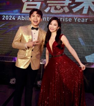 Gladys Tsai Instagram - 佳能六十週年晚宴🎤
獻出今年尾牙季最辣造型🤩
總經理的現金加碼過後
終極加碼是明天全體不用上班
同仁直接五六日連放三天連假
現場整個歡聲雷動啊啊啊🥳
最值得慶幸的是
搭檔是最有默契的大學同學豪平～
總是能一個眼神就知道對方要幹嘛
沒約好也能自然而然
一起吼出同一句炒熱氣氛的話
真心許願能有機會一起主持節目啊🥹
#今天是神力女超人 
👗 @lepapillon.co 
#love #life #work #ootd #dress #host #mc #party #friends 
#工作 #生活 #日常 #主持 #主持人 #尾牙 #禮服 #朋友
