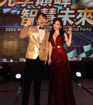 Gladys Tsai Instagram - 佳能六十週年晚宴🎤
獻出今年尾牙季最辣造型🤩
總經理的現金加碼過後
終極加碼是明天全體不用上班
同仁直接五六日連放三天連假
現場整個歡聲雷動啊啊啊🥳
最值得慶幸的是
搭檔是最有默契的大學同學豪平～
總是能一個眼神就知道對方要幹嘛
沒約好也能自然而然
一起吼出同一句炒熱氣氛的話
真心許願能有機會一起主持節目啊🥹
#今天是神力女超人 
👗 @lepapillon.co 
#love #life #work #ootd #dress #host #mc #party #friends 
#工作 #生活 #日常 #主持 #主持人 #尾牙 #禮服 #朋友