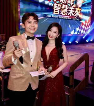 Gladys Tsai Instagram - 佳能六十週年晚宴🎤
獻出今年尾牙季最辣造型🤩
總經理的現金加碼過後
終極加碼是明天全體不用上班
同仁直接五六日連放三天連假
現場整個歡聲雷動啊啊啊🥳
最值得慶幸的是
搭檔是最有默契的大學同學豪平～
總是能一個眼神就知道對方要幹嘛
沒約好也能自然而然
一起吼出同一句炒熱氣氛的話
真心許願能有機會一起主持節目啊🥹
#今天是神力女超人 
👗 @lepapillon.co 
#love #life #work #ootd #dress #host #mc #party #friends 
#工作 #生活 #日常 #主持 #主持人 #尾牙 #禮服 #朋友