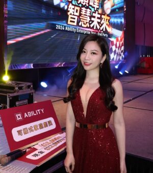 Gladys Tsai Instagram - 佳能六十週年晚宴🎤
獻出今年尾牙季最辣造型🤩
總經理的現金加碼過後
終極加碼是明天全體不用上班
同仁直接五六日連放三天連假
現場整個歡聲雷動啊啊啊🥳
最值得慶幸的是
搭檔是最有默契的大學同學豪平～
總是能一個眼神就知道對方要幹嘛
沒約好也能自然而然
一起吼出同一句炒熱氣氛的話
真心許願能有機會一起主持節目啊🥹
#今天是神力女超人 
👗 @lepapillon.co 
#love #life #work #ootd #dress #host #mc #party #friends 
#工作 #生活 #日常 #主持 #主持人 #尾牙 #禮服 #朋友