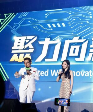 Gladys Tsai Instagram - 仁寶電腦旺年會獎金無上限🎤
總裁大撒幣現場近萬員工人人有獎
重點是最少都是一萬起跳！
總共發了快一億有夠扯💰💰💰💰
歌手卡司堪比跨年演唱會等級
頑童MJ116、彭佳慧、Faye詹雯婷和理想混蛋
聽到訣愛整個棣欣引力基因又動了💗
還有第一次搭檔舜哥真的超感謝照顧
全場妙語如珠 出口成章真的太罩啦～
而且超級有舞蹈細胞
帶我一起把後台當夜店High🥳
同仁們都超可愛真心超級喜歡大家💗💗
期待明年再一起同歡～
#謝謝延伸公關 
#love #life #work #ootd #dress #host #mc #party #singer #compal 
#工作 #生活 #日常 #主持 #主持人 #尾牙 #禮服 #仁寶