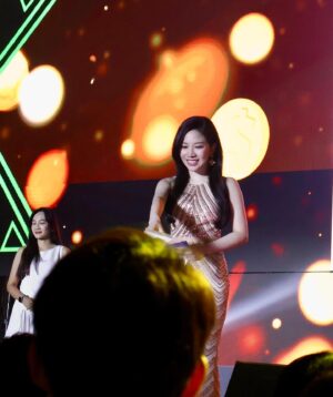 Gladys Tsai Instagram - 仁寶電腦旺年會獎金無上限🎤
總裁大撒幣現場近萬員工人人有獎
重點是最少都是一萬起跳！
總共發了快一億有夠扯💰💰💰💰
歌手卡司堪比跨年演唱會等級
頑童MJ116、彭佳慧、Faye詹雯婷和理想混蛋
聽到訣愛整個棣欣引力基因又動了💗
還有第一次搭檔舜哥真的超感謝照顧
全場妙語如珠 出口成章真的太罩啦～
而且超級有舞蹈細胞
帶我一起把後台當夜店High🥳
同仁們都超可愛真心超級喜歡大家💗💗
期待明年再一起同歡～
#謝謝延伸公關 
#love #life #work #ootd #dress #host #mc #party #singer #compal 
#工作 #生活 #日常 #主持 #主持人 #尾牙 #禮服 #仁寶