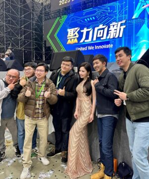 Gladys Tsai Instagram - 仁寶電腦旺年會獎金無上限🎤
總裁大撒幣現場近萬員工人人有獎
重點是最少都是一萬起跳！
總共發了快一億有夠扯💰💰💰💰
歌手卡司堪比跨年演唱會等級
頑童MJ116、彭佳慧、Faye詹雯婷和理想混蛋
聽到訣愛整個棣欣引力基因又動了💗
還有第一次搭檔舜哥真的超感謝照顧
全場妙語如珠 出口成章真的太罩啦～
而且超級有舞蹈細胞
帶我一起把後台當夜店High🥳
同仁們都超可愛真心超級喜歡大家💗💗
期待明年再一起同歡～
#謝謝延伸公關 
#love #life #work #ootd #dress #host #mc #party #singer #compal 
#工作 #生活 #日常 #主持 #主持人 #尾牙 #禮服 #仁寶