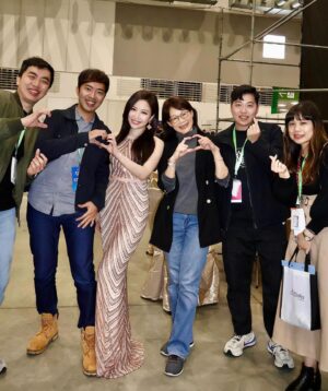 Gladys Tsai Instagram - 仁寶電腦旺年會獎金無上限🎤
總裁大撒幣現場近萬員工人人有獎
重點是最少都是一萬起跳！
總共發了快一億有夠扯💰💰💰💰
歌手卡司堪比跨年演唱會等級
頑童MJ116、彭佳慧、Faye詹雯婷和理想混蛋
聽到訣愛整個棣欣引力基因又動了💗
還有第一次搭檔舜哥真的超感謝照顧
全場妙語如珠 出口成章真的太罩啦～
而且超級有舞蹈細胞
帶我一起把後台當夜店High🥳
同仁們都超可愛真心超級喜歡大家💗💗
期待明年再一起同歡～
#謝謝延伸公關 
#love #life #work #ootd #dress #host #mc #party #singer #compal 
#工作 #生活 #日常 #主持 #主持人 #尾牙 #禮服 #仁寶