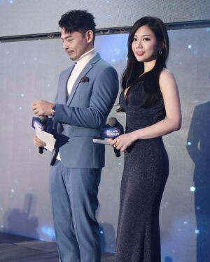 Gladys Tsai Instagram - 又和Ken哥合體
這次是主持瑞鼎尾牙🎤
一起在台上大跳APT加十六蹲還瘋狂公主抱
👦🏻：期待明年我們都能像尚樺的胸一樣有雄心壯志
👩🏻：相信2025營收也會如Ken哥的胸肌一般再創奇蹟
#絕對是全台身材最好的男主持人
👗 @lepapillon.co 
#love #life #work #ootd #dress #host #mc #party #singer #yearendparty 
#工作 #生活 #日常 #主持 #主持人 #尾牙 #禮服