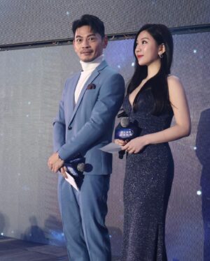 Gladys Tsai Instagram - 又和Ken哥合體
這次是主持瑞鼎尾牙🎤
一起在台上大跳APT加十六蹲還瘋狂公主抱
👦🏻：期待明年我們都能像尚樺的胸一樣有雄心壯志
👩🏻：相信2025營收也會如Ken哥的胸肌一般再創奇蹟
#絕對是全台身材最好的男主持人
👗 @lepapillon.co 
#love #life #work #ootd #dress #host #mc #party #singer #yearendparty 
#工作 #生活 #日常 #主持 #主持人 #尾牙 #禮服