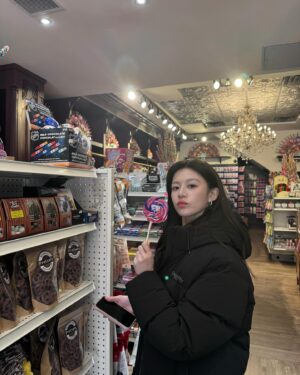 Go Youn-jung Instagram - 🍬🍭🍦🍫🧁💗
