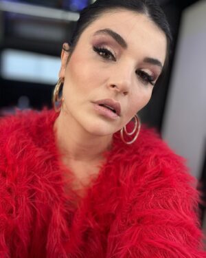 Gonca Vuslateri Instagram - Set halleri.

İyi geceler⚡️💃🏻

#björkgecesi #glinggló #album