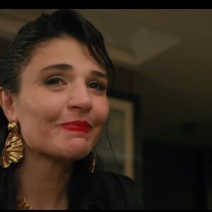 Gonca Vuslateri Instagram - Oyuncu bir bedel öder ve bu bedel de onun kalbidir. (Ma Stella!)

Gerçeğin kendisini referans alarak iş yaptığınızda bir rahatlık gelir.Vicdanen.

Kafalarınızdaki hesapların, içinizde bir yerde içli içli ağlayan vasatın, alaylı olmayı alay etmek zanneden ahmaklığıın sesini kısıp gerçeğin sesini açacağız ve gerçeğin sesine sarılacağız. 

Kolay kolay yollardan trafiğe girmeyeyim de kariyere geç kalmayayım diye girdiğim sapaklar yok benim. Acayip uzun yollar tonla da anılarım var. Öğretiler, ustalar, üretmek kaygısıyla bir odada toplanıp sabahlara kadar kavga veren, mücadele eden ortamlarda büyümüş biri olarak günümüzde çok özlediğim performanslar yok. Eski iyi işleri izleyip özlemini çekiyorum. Keşke Meral Okay ile oynasaydım mesela. Bir yanım hep kırık.Ahmet Mekin ile oynadığım bir filmde Attila Özdemiroğlu müzikleri yapmış..sözleri Aysel Gürel yazmış jenerikler.. peh peh peh.. say say bitmez.

Belki de bu özlemler oynarken onlarla buluşabildiğim alanlar..

Kendimi iyi hissetmediğin anlarda birbirimizin odasına dalıp karanlık perdeleri aralayan partnerliği yıllar sonra @meryemuzerlimeryem ile yaşamıştım ve demiştim ki abi başka olmaz. 
Fakat ne tuhaf ki Asya doğdu ve ben herkesi eşit sevmeye başladım.. cılız bir hırslıya bile dönüp anne şefkatiyle acır oldum içimde.. 

Ve bu hikayede en çok sevdiğim şeyi etüt ettim:

Gerçeğin gücüne sarıl.
Gerçeğe yakın bulduğun herkese ve her şeye sarıl.
Yapacak bir şey kalmadığında gerçeğe sarıl.
Sevecek bir şey bulamadığında gerçeğe sarıl.
Gerçek seni rahatsız ettiğinde gerçeğe sarıl.

Ve!
Tutunma. 

Sarıl. 

Olduğu kadar. 

Güzel yorumlara çok teşekkür ederim. 
🌹

Gerçekten.

Nur’un çocukluğunu oynayan minicik Eylül’ü sarıp sarmalamak ve akşam saatinde bu sahne için gelmesine duyduğum minneti anlatamam. 
Ama bişiler anlattım.