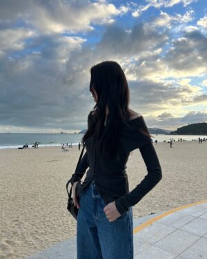 Gong Seung-yeon Instagram - 🖤