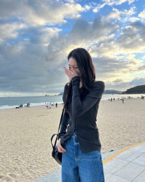 Gong Seung-yeon Instagram - 🖤