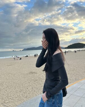 Gong Seung-yeon Instagram - 🖤