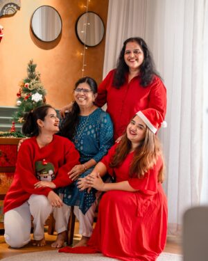 Gopika Anil Instagram - Christmas chaos with my Family ♥️🎄🎁✨

📸 @picstory_josecharles