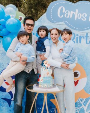 Grace Chan Instagram - HAPPY BIRTHDAY CAR CAR CARLOS 🚗 2️⃣💕🥹 

鄭承太～ 爸爸媽媽用咗太陽嘅太字為你改名🌞 
因為由你出世嘅時候，已經感覺到你帶俾人嘅溫暖同歡樂 💛
你嘅笑容同笑聲令每個人都被你嘅正能量感染！

We can’t believe that you’re already two years old! 💖
Running and screaming about with your brothers 😆 you’re definitely also feisty and energetic like the sun! ☀️ 

Thankyou to everyone who came to celebrate yet another milestone in our little one’s life! This boy is growing up surrounded by so much love! 

❤️ 
Special thanks to: 
@dessertswithabow for the beautiful baby shark cake 🎂 
@bouncy.hk for the crazy amazing balloon house 🎈 (you guys are gonna save this one for next time!) 
@baronandco.kids for the cute organic clothes for the boys 👕 
@raymond.a7c for the super nice photos 📸 
& for @petitepalate.hk for the generous spread of food! 🥘