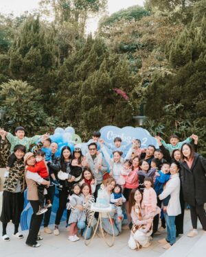 Grace Chan Instagram - HAPPY BIRTHDAY CAR CAR CARLOS 🚗 2️⃣💕🥹 

鄭承太～ 爸爸媽媽用咗太陽嘅太字為你改名🌞 
因為由你出世嘅時候，已經感覺到你帶俾人嘅溫暖同歡樂 💛
你嘅笑容同笑聲令每個人都被你嘅正能量感染！

We can’t believe that you’re already two years old! 💖
Running and screaming about with your brothers 😆 you’re definitely also feisty and energetic like the sun! ☀️ 

Thankyou to everyone who came to celebrate yet another milestone in our little one’s life! This boy is growing up surrounded by so much love! 

❤️ 
Special thanks to: 
@dessertswithabow for the beautiful baby shark cake 🎂 
@bouncy.hk for the crazy amazing balloon house 🎈 (you guys are gonna save this one for next time!) 
@baronandco.kids for the cute organic clothes for the boys 👕 
@raymond.a7c for the super nice photos 📸 
& for @petitepalate.hk for the generous spread of food! 🥘