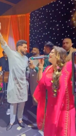 Gurlez Akhtar Instagram - We are Performing Live Very First Time. Literally Show was Damn Lit 🔥 

@karanaujla_official @gurlejakhtarmusic @kulwinder_kally @officialdaanveersingh 

#ChittaKurta #gurlezakhtarlive #karanaujlalive #karanaujla #gurlejakhtar #liveshows #performinglive #liveperformances #punjabireels #sadireelsadifeel