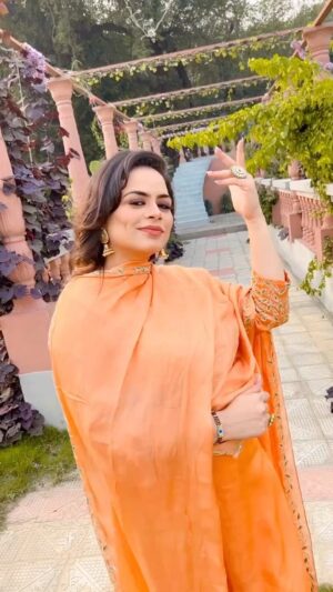 Gurlez Akhtar Instagram - Haan Mitha Mitha Bolda Ae Tu Ve, Kaudi Ghutt Layi Hoyi Aa

@shivjot.official @gurlejakhtarmusic @thebossmusicworld @officialfidagill @doseofmusicc 

#shivjot #gurlezakhtar #gurlejakhtar #punjabiartists #punjabireels #reeltrending #reelkarofeelkaro #saadireelsaadifeel