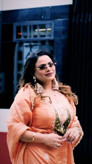 Gurlez Akhtar Instagram - Ehna Jalwa Ae Hasse Mere Cute Ch 😍 Keep Making Reels on this Sound 🎶 #LinkInBio 

@gurlejakhtarmusic @jassixmusic @tejinabheala @harryjordanofficial @trudigitalofficial 

@officialdaanveersingh @officalhargunveerkaur @kulwinder_kally @angadpreetofficial 

#gurlezakhtar #gurlejakhtar #gurlejakhtarmusic #singletrack #singletracks #designersuit #designersuits #reelkarofeelkaro #saadireelsaadifeel #reetrending #punjabireels #reelstatus #explorereel #Suit