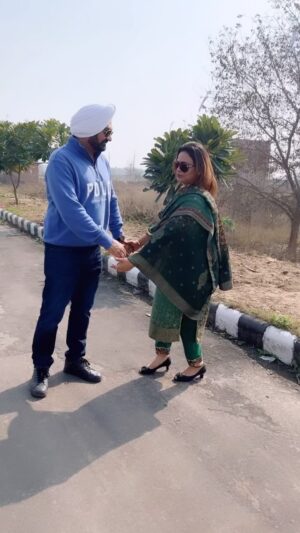 Gurlez Akhtar Instagram - Happy Rose Day everyone🌹

@ferozkhanofficial1313 
.
.
#happyroseday #kulwinderkally #gurlejakhtar #roseday #valentineweek #ferozkhan #reelsinstagram #reelitfeelit #couplegoals #gurlezakhtar