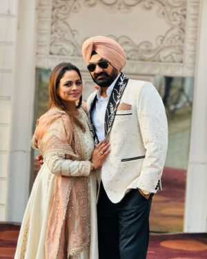 Gurlez Akhtar Instagram - #BackBone 🧿 @kulwinder_kally ❤️🌍 

#Strength 🩷 @officialdaanveersingh @officalhargunveerkaur 

#gurlezakhtar #gurlejakhtar #gurlejakhtarmusic #latestpost #newpostalert #newposts #postalert #likesharecomment #couplepost #couplephoto #punjabicouple #punjabipost