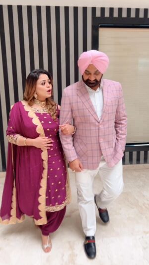 Gurlez Akhtar Instagram - Tune in to "Asle Wargi" if you haven't already💖

@mannadhillon @sruishty.mann @thenanniigill @simuzikofficial 
.
.
#aslewargi #gurlejakhtar #kulwinderkally #reelsinstagram #reelsindia #gurlezakhtar #gurlejakhtarmusic