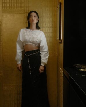 Gwei Lun-mei Instagram - 甫進展間，像是踏進當代31號香奈兒女士寓所。
摩登與古典的對話，悄悄在各個角落窸窸窣窣地展開。

書房的書架上，收攬了你從各地淘來的好物，從東周到當代，青銅鐘到腕錶，展現你寬廣的視野與喜好。

在你案頭的那只獅子寶盒，輕巧打開它，驚喜看見藏在裡頭的那隻小老鼠，一則權利與智慧的寓言故事？

兩只鏡子，相互映照，各自獨立。水晶與陶瓷，一剛一柔，優雅與堅毅，女性不可忽視的力量。

我好想在這藝廊般的你的公寓裡多待一會，聽你說說這些年的經歷，感受那些一晃眼就要錯過了的珍寶。

#CHANELTaipei101
#CHANELHighJewelry
#CHANELHauteHorlogerie
@chanelofficial