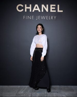 Gwei Lun-mei Instagram - 甫進展間，像是踏進當代31號香奈兒女士寓所。
摩登與古典的對話，悄悄在各個角落窸窸窣窣地展開。

書房的書架上，收攬了你從各地淘來的好物，從東周到當代，青銅鐘到腕錶，展現你寬廣的視野與喜好。

在你案頭的那只獅子寶盒，輕巧打開它，驚喜看見藏在裡頭的那隻小老鼠，一則權利與智慧的寓言故事？

兩只鏡子，相互映照，各自獨立。水晶與陶瓷，一剛一柔，優雅與堅毅，女性不可忽視的力量。

我好想在這藝廊般的你的公寓裡多待一會，聽你說說這些年的經歷，感受那些一晃眼就要錯過了的珍寶。

#CHANELTaipei101
#CHANELHighJewelry
#CHANELHauteHorlogerie
@chanelofficial