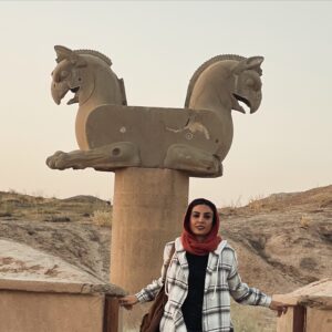 Hadiseh Tehrani Instagram - به آفتاب سلامی دوباره خواهم داد … ☀️
.
.
#sun #خورشید #سرزمین #ریشه #شیراز #تخت_جمشید #فیلمبرداری #سریال #at_work#فروغ_فرخزاد#ceeport