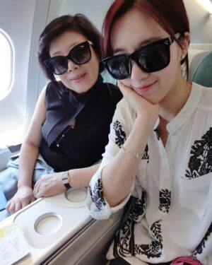 Ham Eun-jeong Instagram - -Happy b-day

몇년전부터 제 ‘생일’은 저만 축하받는게 아닌
엄마에게도 마음을 전하는 기념일로 정했었어요

그 당시 나이의 엄마에게는 엄청난 일이 있던 날이었을텐데
왜 엄마의 노고에는 기념이 없을까 하고요
외동으로 세상에 나오기까지 오랜 시간의 수고에
감사한 마음을 전하고는 했었는데

갑작스레 엄마를 하늘에 보내드리고 
맞는 첫 생일이라 허전하기도 하지만
많이 추모해주시고 걱정해주신 덕분에
힘내고 있어요- ☻ 

제가 좋은 것만 보고 일에만 집중하도록
다른 것들은 신경쓰지않게 하시려던 
엄마의 마음도 이번에 알게 되었어요. 
힘들더라도 엄마의 몫까지 
꿋꿋하게, 열심히 지내보려 합니다

경황이 없어 연락을 못 전한 분들도 많은데
먼저 챙겨주신 분들께도 너무 감사하고, 
애도해주신 모든 분들께도 진심으로 감사드려요.

-

매일 수다하는, 성향도 취향도 달라서 같이 있으면 정말 재밌고
친구처럼 가까웠던, 나의 소울메이트와의 기록…. 📚 🫶🏻