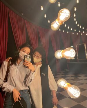 Ham Eun-jeong Instagram - -Happy b-day

몇년전부터 제 ‘생일’은 저만 축하받는게 아닌
엄마에게도 마음을 전하는 기념일로 정했었어요

그 당시 나이의 엄마에게는 엄청난 일이 있던 날이었을텐데
왜 엄마의 노고에는 기념이 없을까 하고요
외동으로 세상에 나오기까지 오랜 시간의 수고에
감사한 마음을 전하고는 했었는데

갑작스레 엄마를 하늘에 보내드리고 
맞는 첫 생일이라 허전하기도 하지만
많이 추모해주시고 걱정해주신 덕분에
힘내고 있어요- ☻ 

제가 좋은 것만 보고 일에만 집중하도록
다른 것들은 신경쓰지않게 하시려던 
엄마의 마음도 이번에 알게 되었어요. 
힘들더라도 엄마의 몫까지 
꿋꿋하게, 열심히 지내보려 합니다

경황이 없어 연락을 못 전한 분들도 많은데
먼저 챙겨주신 분들께도 너무 감사하고, 
애도해주신 모든 분들께도 진심으로 감사드려요.

-

매일 수다하는, 성향도 취향도 달라서 같이 있으면 정말 재밌고
친구처럼 가까웠던, 나의 소울메이트와의 기록…. 📚 🫶🏻