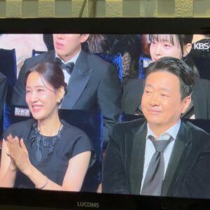 Ham Eun-jeong Instagram - 엄마 핸드폰 사진첩에는 시상식을 참가할때마다의 저의 얼굴을 찍어놓으신 사진,영상들이 있었어서 직접 보시면 좋았을걸 하는 아쉬움이 있지만 분명 지켜보셨을거라 생각해요✨ (그래서..이번엔 제가 직접 찍어놔둠🤭) 엄마의 49재 막재 전날, 이렇게 기쁜 소식을 엄마께 알려드릴 수 있어서 감사한 마음입니다— 
우수상과 베커상을 수상할 수 있던건 도와주신 분들 덕이예요
소감때 말하지 못했던 항상 예쁘게 해주는 우리 수지팀 분들께도, 든든한 울타리가 되어주는 회사분들께도 감사해요❤
<수지맞은 우리> 팀분들과 선생님,선배님,동료배우분들께도요
모두 새해 복 많이 받으시고 건강하세요
2025년은 차근차근, 힘나는 한 해가 되시기를 바래요🙏🏻