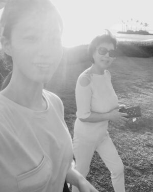 Ham Eun-jeong Instagram - -Happy b-day

몇년전부터 제 ‘생일’은 저만 축하받는게 아닌
엄마에게도 마음을 전하는 기념일로 정했었어요

그 당시 나이의 엄마에게는 엄청난 일이 있던 날이었을텐데
왜 엄마의 노고에는 기념이 없을까 하고요
외동으로 세상에 나오기까지 오랜 시간의 수고에
감사한 마음을 전하고는 했었는데

갑작스레 엄마를 하늘에 보내드리고 
맞는 첫 생일이라 허전하기도 하지만
많이 추모해주시고 걱정해주신 덕분에
힘내고 있어요- ☻ 

제가 좋은 것만 보고 일에만 집중하도록
다른 것들은 신경쓰지않게 하시려던 
엄마의 마음도 이번에 알게 되었어요. 
힘들더라도 엄마의 몫까지 
꿋꿋하게, 열심히 지내보려 합니다

경황이 없어 연락을 못 전한 분들도 많은데
먼저 챙겨주신 분들께도 너무 감사하고, 
애도해주신 모든 분들께도 진심으로 감사드려요.

-

매일 수다하는, 성향도 취향도 달라서 같이 있으면 정말 재밌고
친구처럼 가까웠던, 나의 소울메이트와의 기록…. 📚 🫶🏻