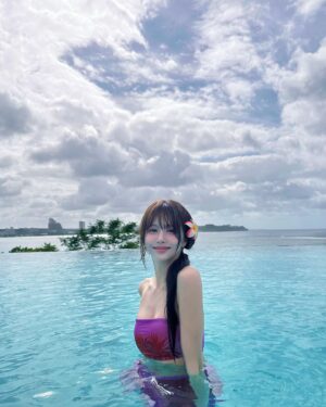 Han Bo-reum Instagram - 신난다 🏊🏻‍♀️🏊🏻‍♀️ 
나 머리 길어졌어요 🙋🏻‍♀️