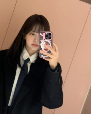 Han Bo-reum Instagram - 어두운머리 밝은머리 모가 좋아요??