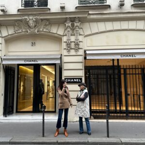 Han Hye-jin Instagram - 24년 11월 엄마와 파리
파리 에이전시가 있던 방돔 광장, CHANEL 쇼 피팅을 했던 깡봉가의 본사 건물 그리고 16년 전 CELINE 쇼 무대가 있던 튈르리 공원까지 엄마와 천천히 걸었다. 공원을 거닐며 무대가 있던 곳을 떠올리려해도 도무지 기억이 나지않았다. 여긴 너무 오래만에 와서 기분이 이상하다는 나의 말에 엄마는 "꿈을 꿨던 것 같아?" 라고 말했다.
